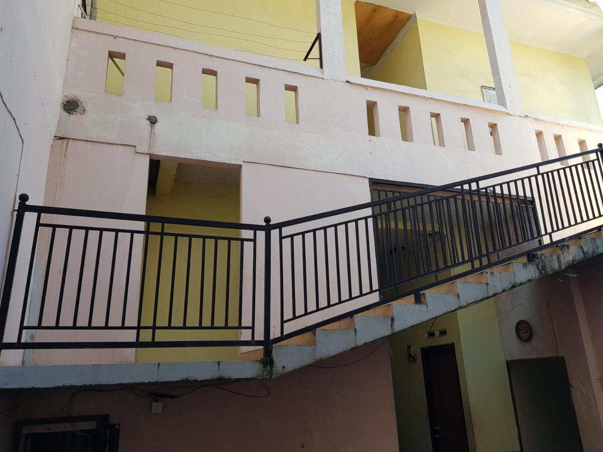 Oyo 93162 Cempaka Syariah Hotel Medan Bagian luar foto