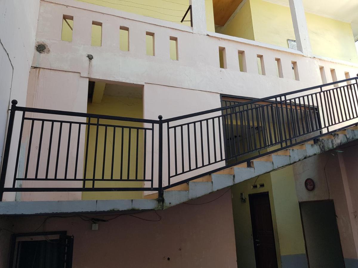 Oyo 93162 Cempaka Syariah Hotel Medan Bagian luar foto