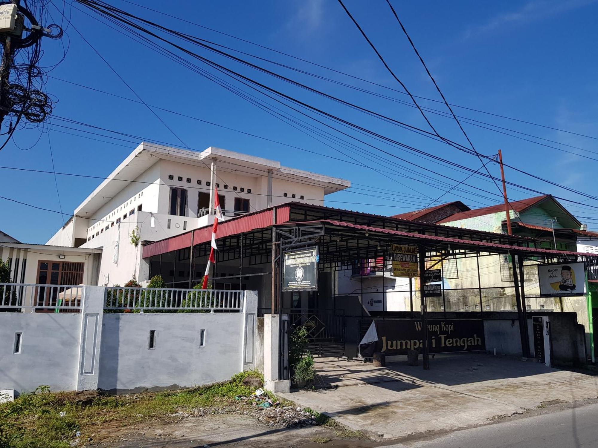 Oyo 93162 Cempaka Syariah Hotel Medan Bagian luar foto